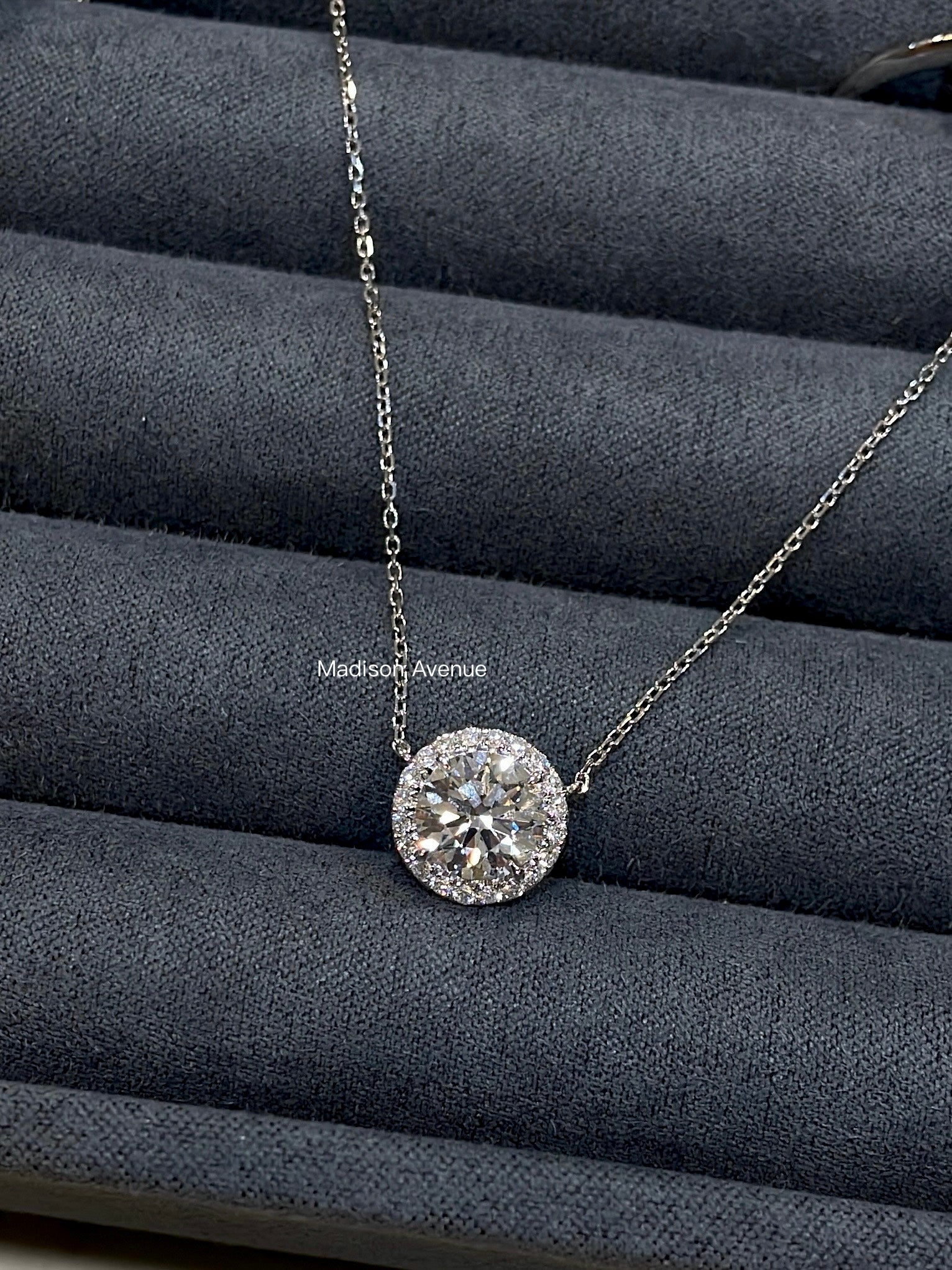 MadisonDia Valentine's Day Sale 2.5ct E, VVS2, IDEAL, EX, EX, IGI certified, Halo 9K Lab-Grown Diamond Pendant