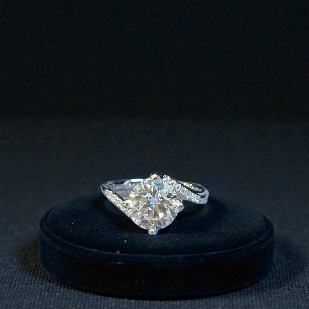 MadisonDia Signature Sidestone Lab Grown Diamond Ring 9K D VVS1 VVS2 3EX IGI Certified